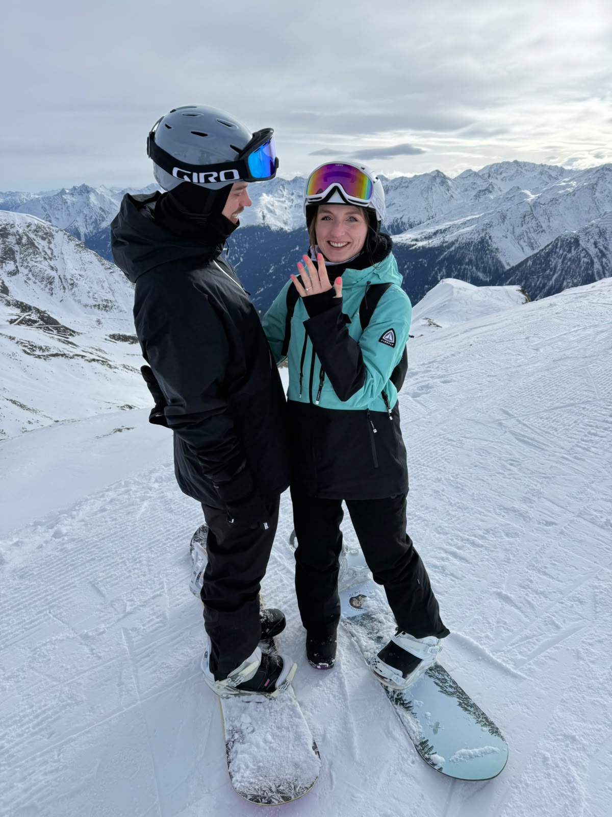 Verlobte Snowboarder in Ischgl.