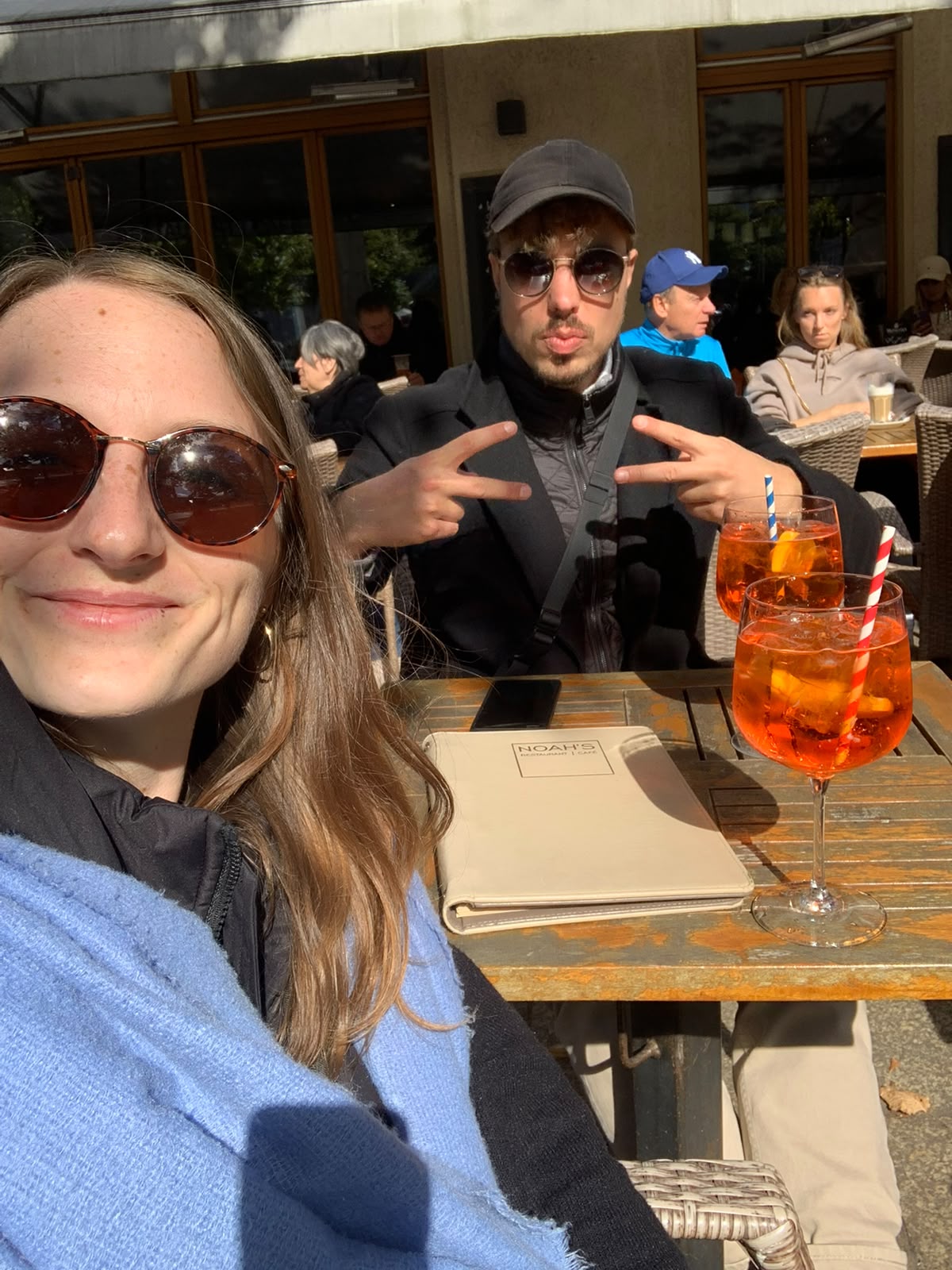 Unsere Marathon-Tradition: Einen mini-Aperol an der Laufstrecke trinken.